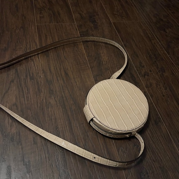 Michael Kors Round Canteen Crossbody Bag Aidy Small Croc Tan Leather. - Picture 4 of 7